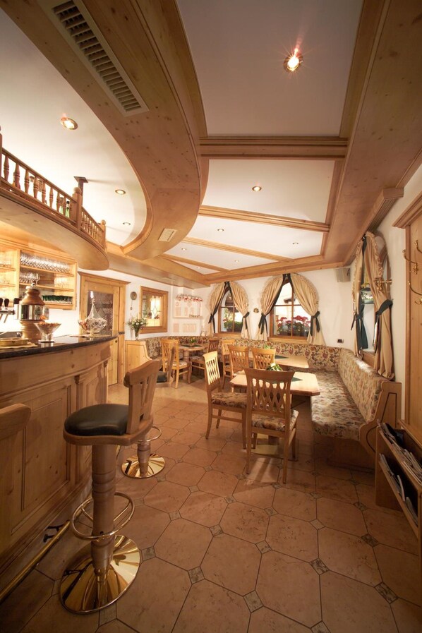 Bar (on property) - Hotel Flora (Selva di Val Gardena)
