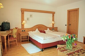 Double Room | In-room safe, desk, free WiFi, bed sheets - Hotel Flora (Selva di Val Gardena)