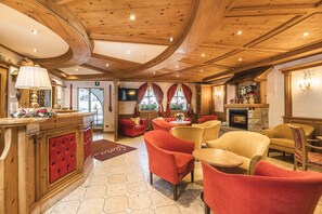 Lobby sitting area - Hotel Flora (Selva di Val Gardena)