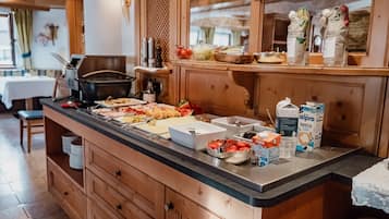 Café da manhã com buffet grátis todos os dias