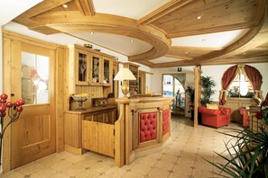 Lobby - Hotel Flora (Selva di Val Gardena)