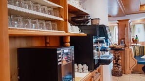含每日吃到飽自助式早餐