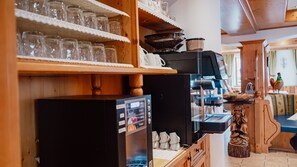Free daily buffet breakfast - Hotel Flora (Selva di Val Gardena)
