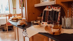 含每日吃到飽自助式早餐