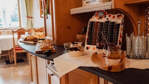 Free daily buffet breakfast - Hotel Flora (Selva di Val Gardena)