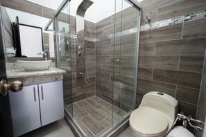 Exclusive-Haus, 2 Schlafzimmer, Nichtraucher, Poolblick | Badezimmer | Dusche, kostenlose Toilettenartikel, Haartrockner, Handtücher