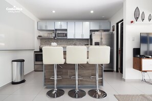 Rumah Eksklusif, 2 kamar tidur, Bebas Asap Rokok, pemandangan kolam renang | Dapur pribadi | Lemari es, microwave, oven, dan kompor