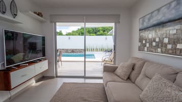 Exclusive House, 2 Bedrooms, Non Smoking, Pool View | 2 bilik tidur, peralatan tempat tidur premium, dihias secara berasingan