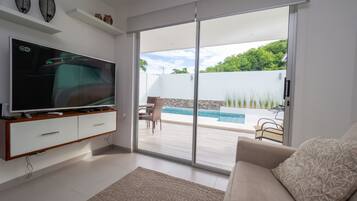 Exclusive House, 2 Bedrooms, Non Smoking, Pool View | 2 bilik tidur, peralatan tempat tidur premium, dihias secara berasingan