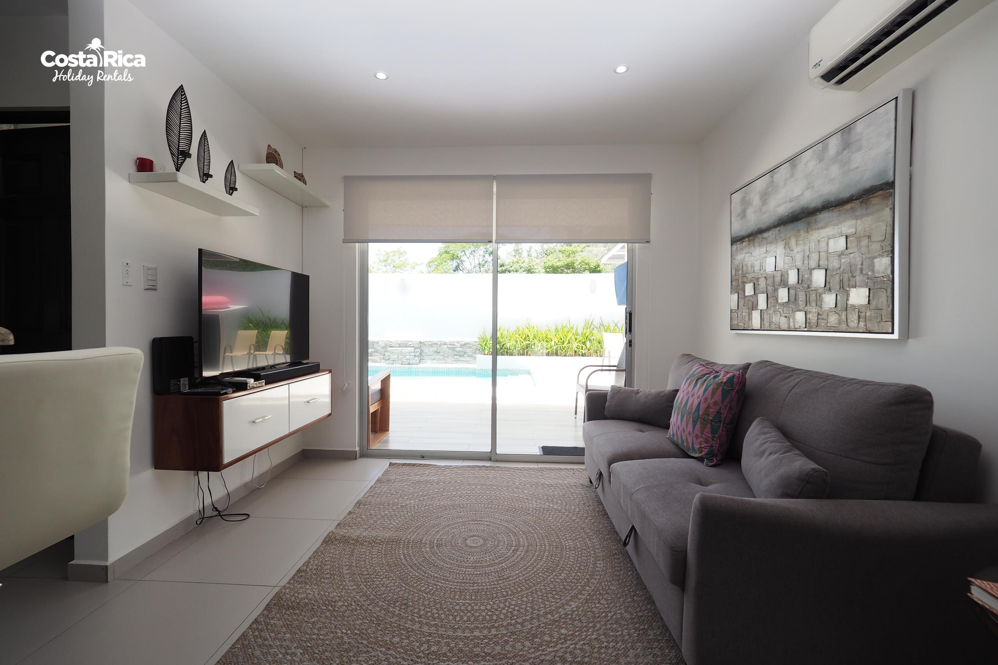 Exclusive House, 2 Bedrooms, Non Smoking, Pool View | Living room | Flat-screen TV
