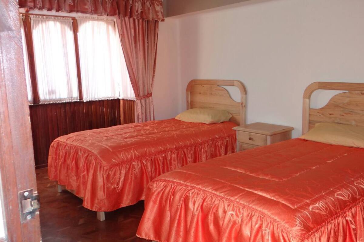 Habitación con 2 camas individuales, baño compartido | Wifi gratis y ropa de cama