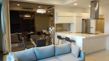 Apartment, 2 Bedrooms | Ruang tamu | TV skrin rata