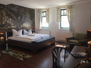 Een bureau, babybedden (toeslag), extra bedden (toeslag), gratis wifi