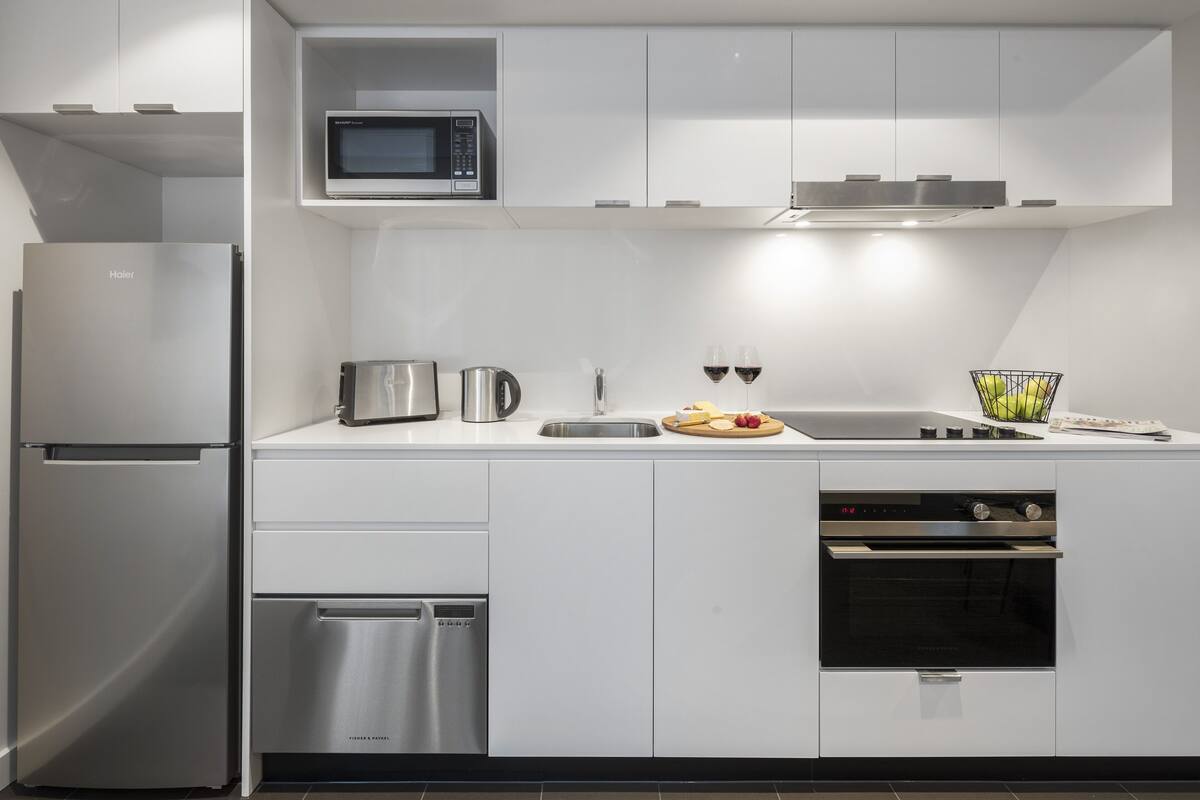 microwave, stovetop, coffee/tea maker, electric kettle