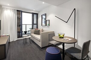 Apartamento Business, 1 habitación | Zona de estar | Smart TV de 43 pulgadas con canales digitales, una televisión