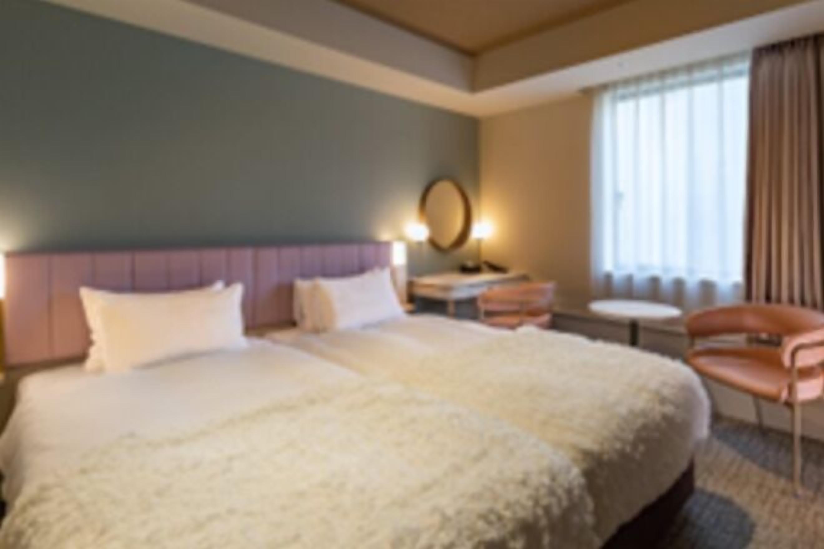 Bàn, màn/rèm cản sáng, bàn ủi/dụng cụ ủi quần áo 