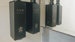 Dos botellas negras con dosificadores, etiquetadas como