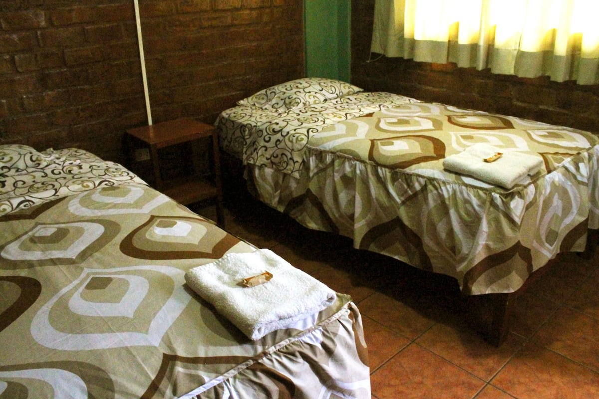 Tabla de planchar con plancha, wifi gratis y ropa de cama