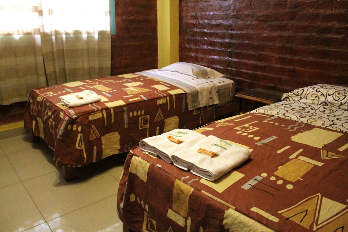 Tabla de planchar con plancha, wifi gratis y ropa de cama