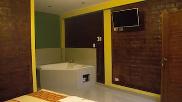 Suite, 1 Tempat Tidur King, jet tub | Setrika/meja setrika, Wi-Fi gratis, dan seprai linen