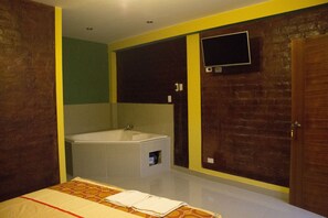 Suite, 1 cama King size, hidromasaje | Tabla de planchar con plancha, wifi gratis y ropa de cama 