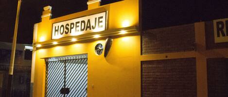 ด้านหน้าที่พัก - ตอนเย็น/กลางคืน