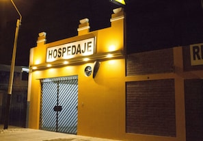 Fachada da propriedade à noite