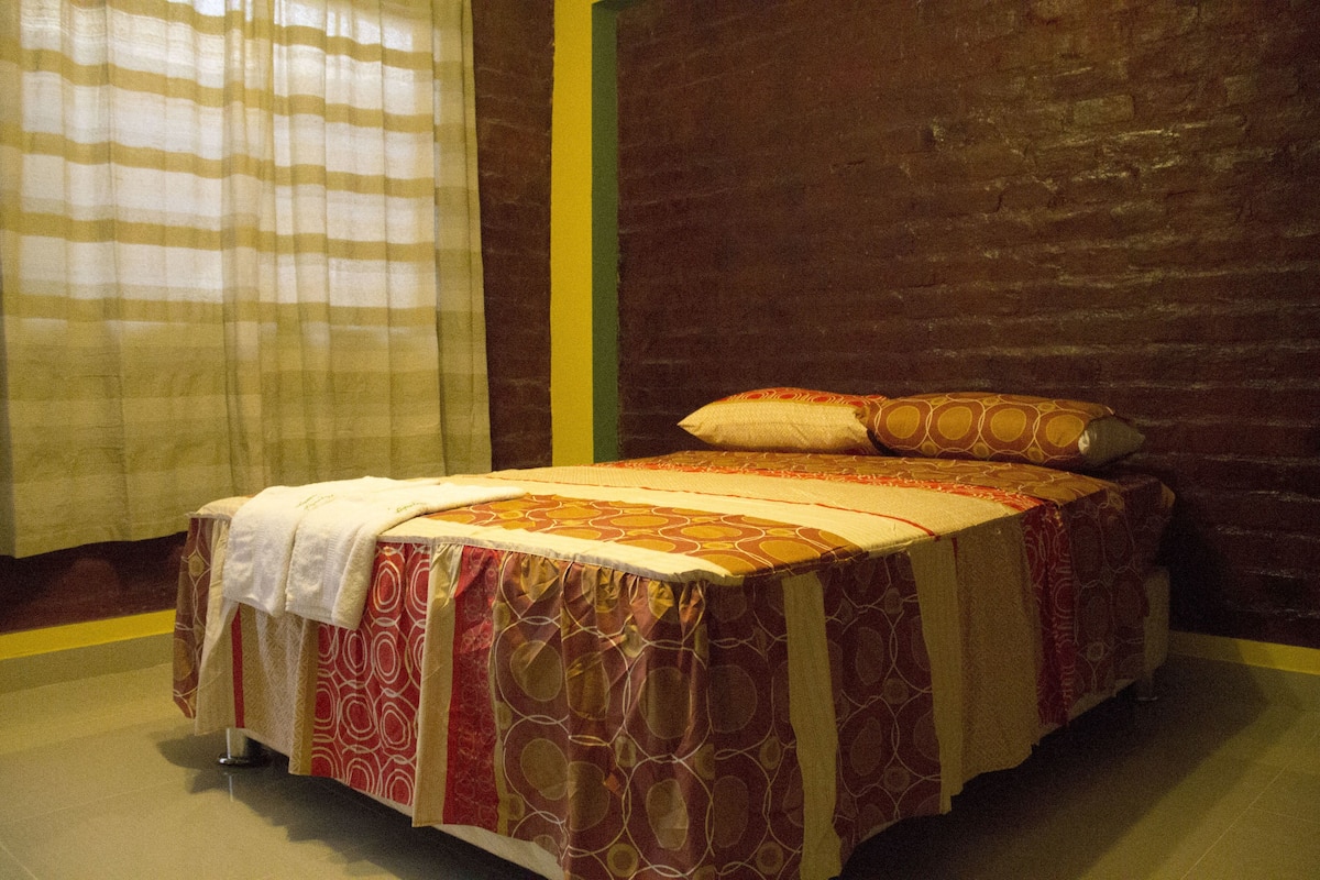 Tabla de planchar con plancha, wifi gratis y ropa de cama