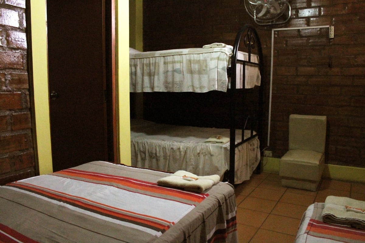 Tabla de planchar con plancha, wifi gratis y ropa de cama