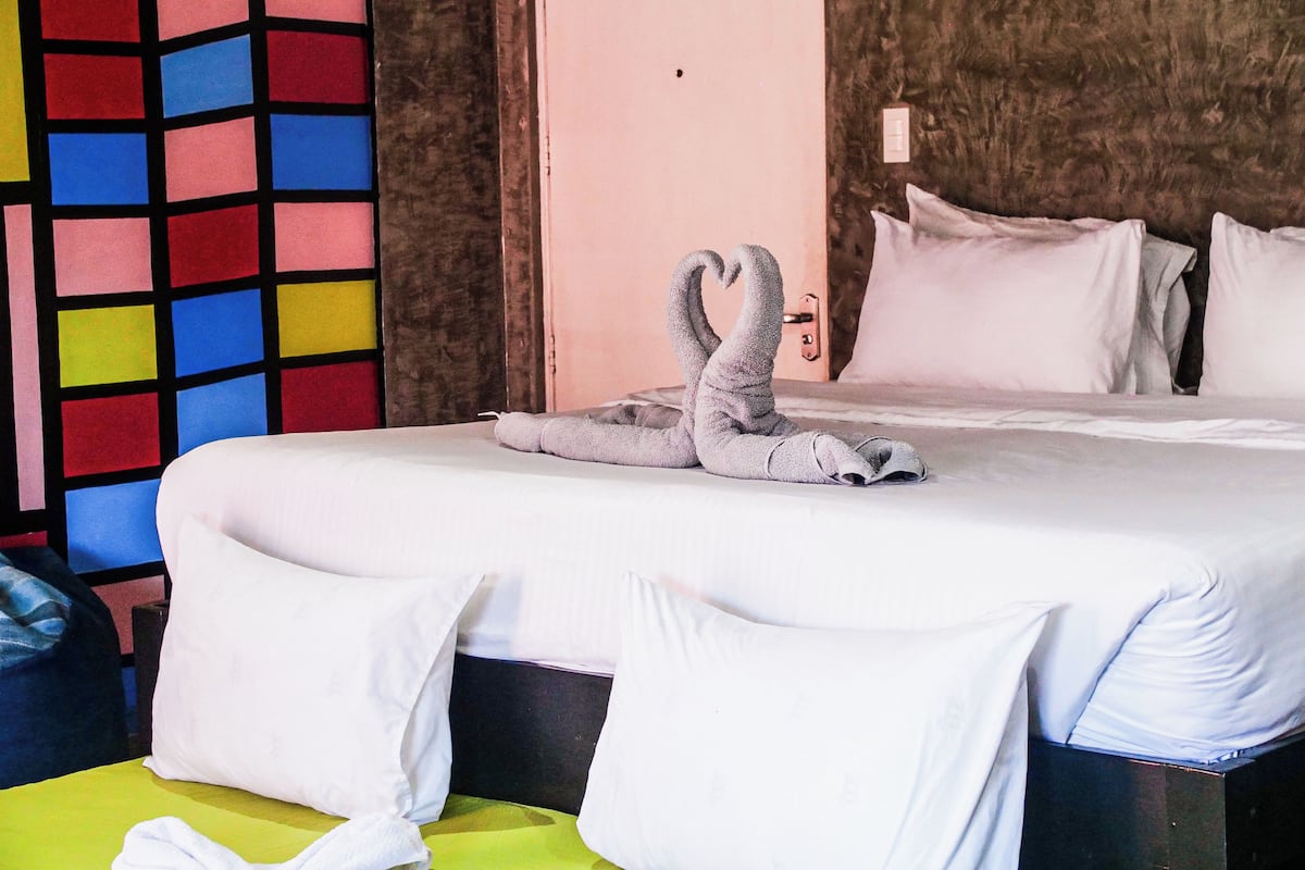 deluxe studio | iron/ironing board, free wifi, bed sheets