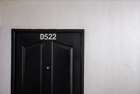 Una puerta negra con el número D522.