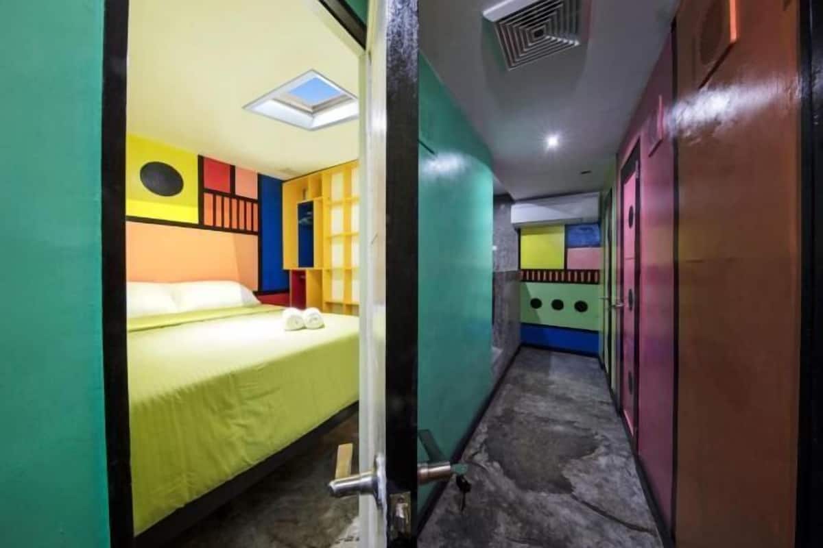 Iron/ironing board, free WiFi, bed sheets