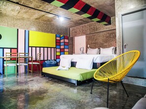 Tabla de planchar con plancha, wifi gratis y ropa de cama