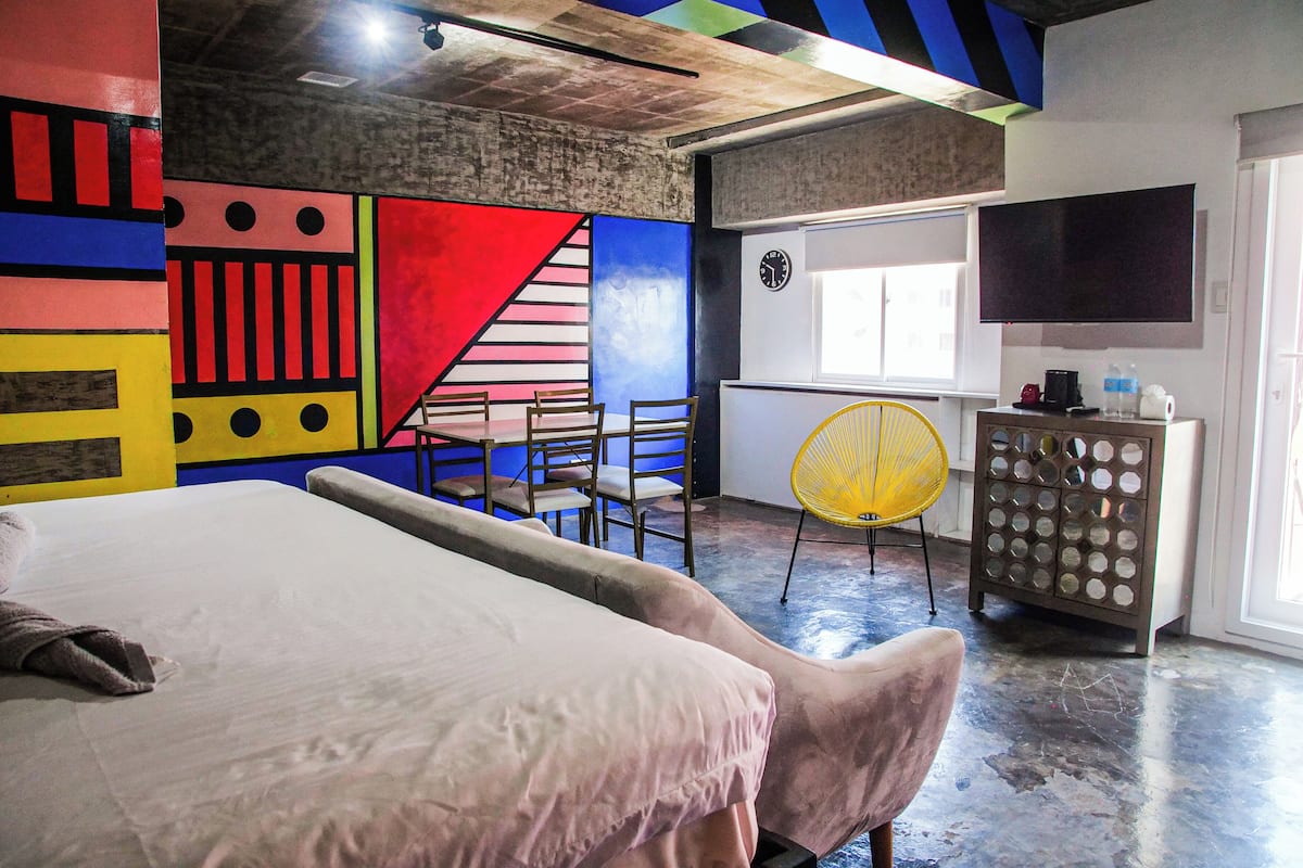 deluxe studio | iron/ironing board, free wifi, bed sheets