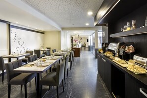 Daily cooked-to-order breakfast for a fee - Best Western Hotel Journel Paris Sud (Ris Orangis)