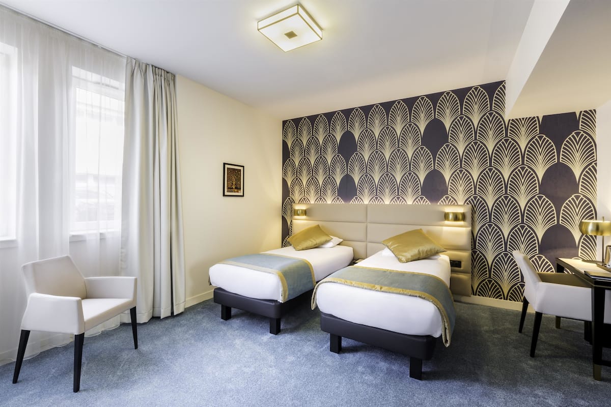 Classic Room, 1 Katil Kelamin (Double), Non Smoking | Peti besi dalam bilik, meja, langsir/tirai gelap terus, kalis bunyi