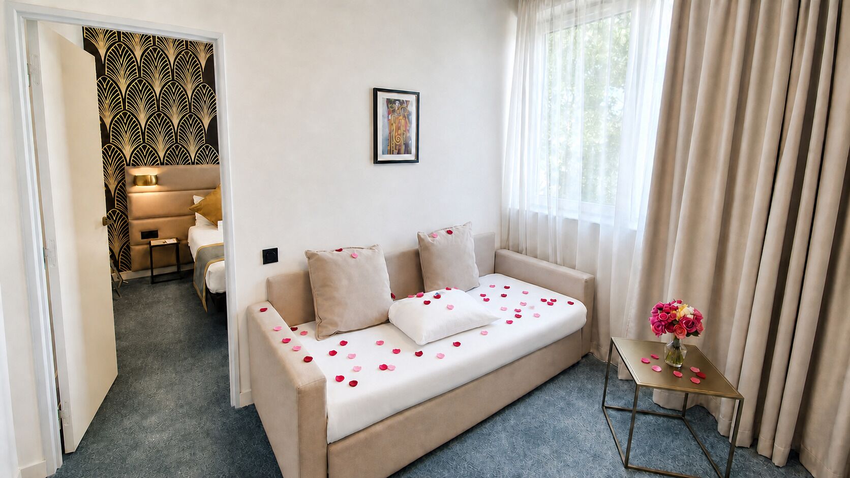 套房, 1 张特大床, 无烟房 (Separate Living Room;with Sofabed) | 客房内保险箱、办公桌、遮光窗帘、隔音