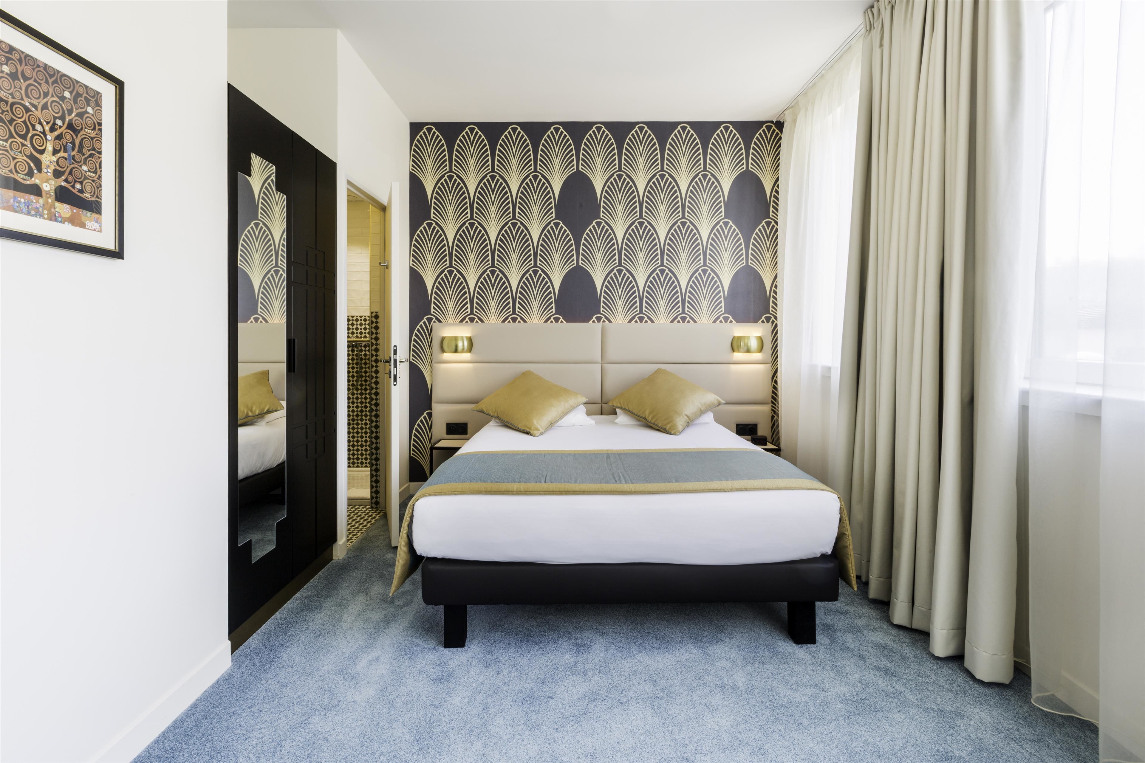 classic room, 1 king bed, non smoking (twin bed on request) | in-room safe, desk, blackout curtains, soundproofing