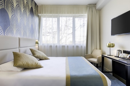 Classic Room, 1 King Bed, Non Smoking (Twin bed on request) | In-room safe, desk, blackout curtains, soundproofing. Best Western Hotel Journel Paris Sud
