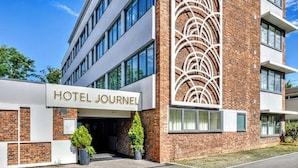 Un moderno edificio de hotel con un cartel que dice "HOTEL JOURNAL".