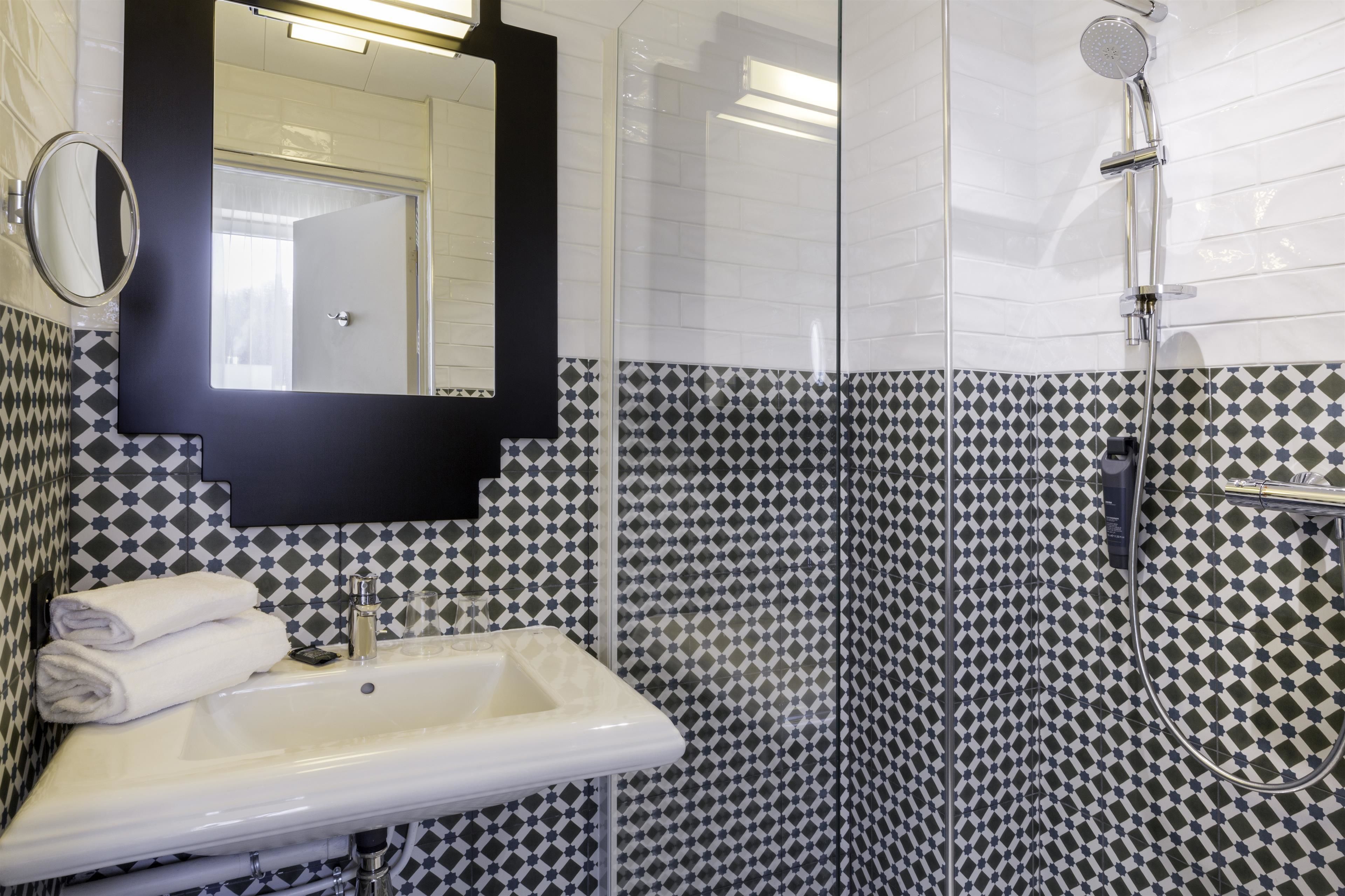 classic room, 1 king bed, non smoking (twin bed on request) | in-room safe, desk, blackout curtains, soundproofing