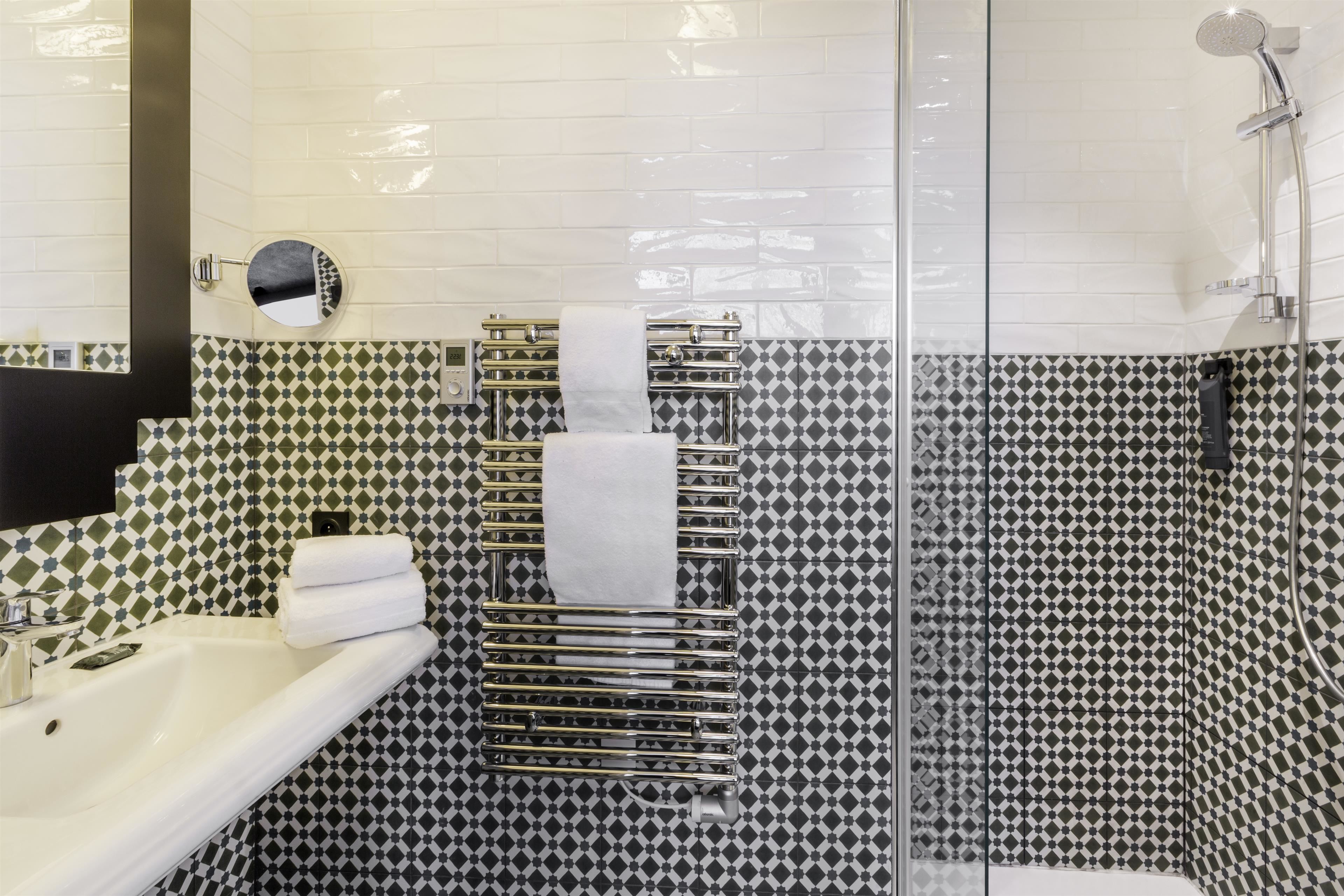 shower, rainfall showerhead, free toiletries, hair dryer