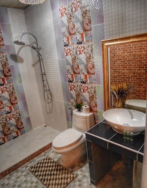 Shower, rainfall showerhead, free toiletries, towels