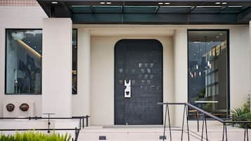 Pintu masuk properti