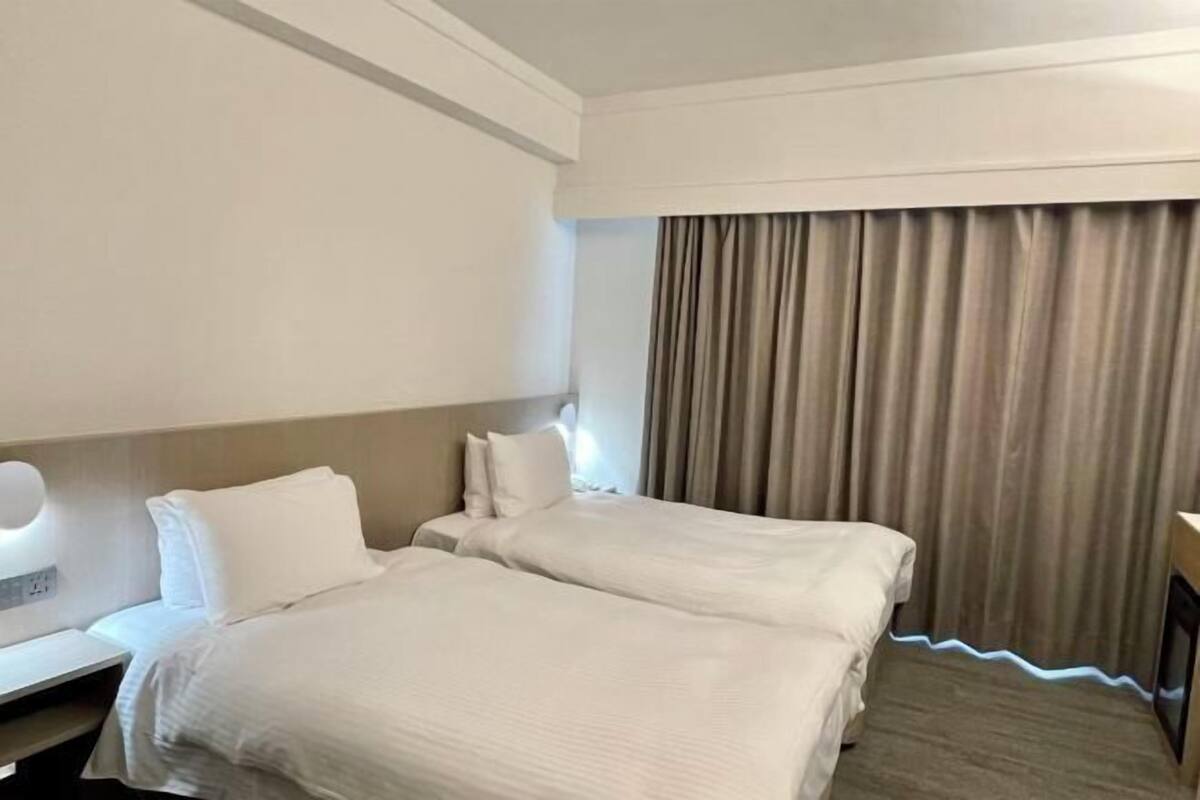Edredón, cortinas blackout, wifi gratis y ropa de cama 