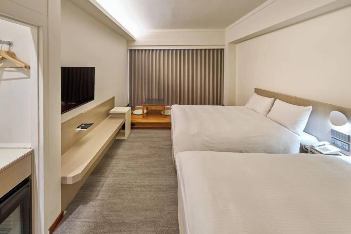 Edredón, cortinas blackout, wifi gratis y ropa de cama 
