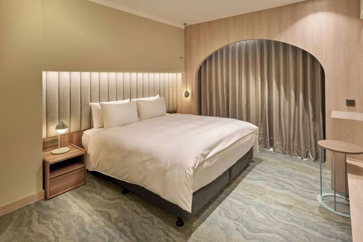 Edredón, cortinas blackout, wifi gratis y ropa de cama 