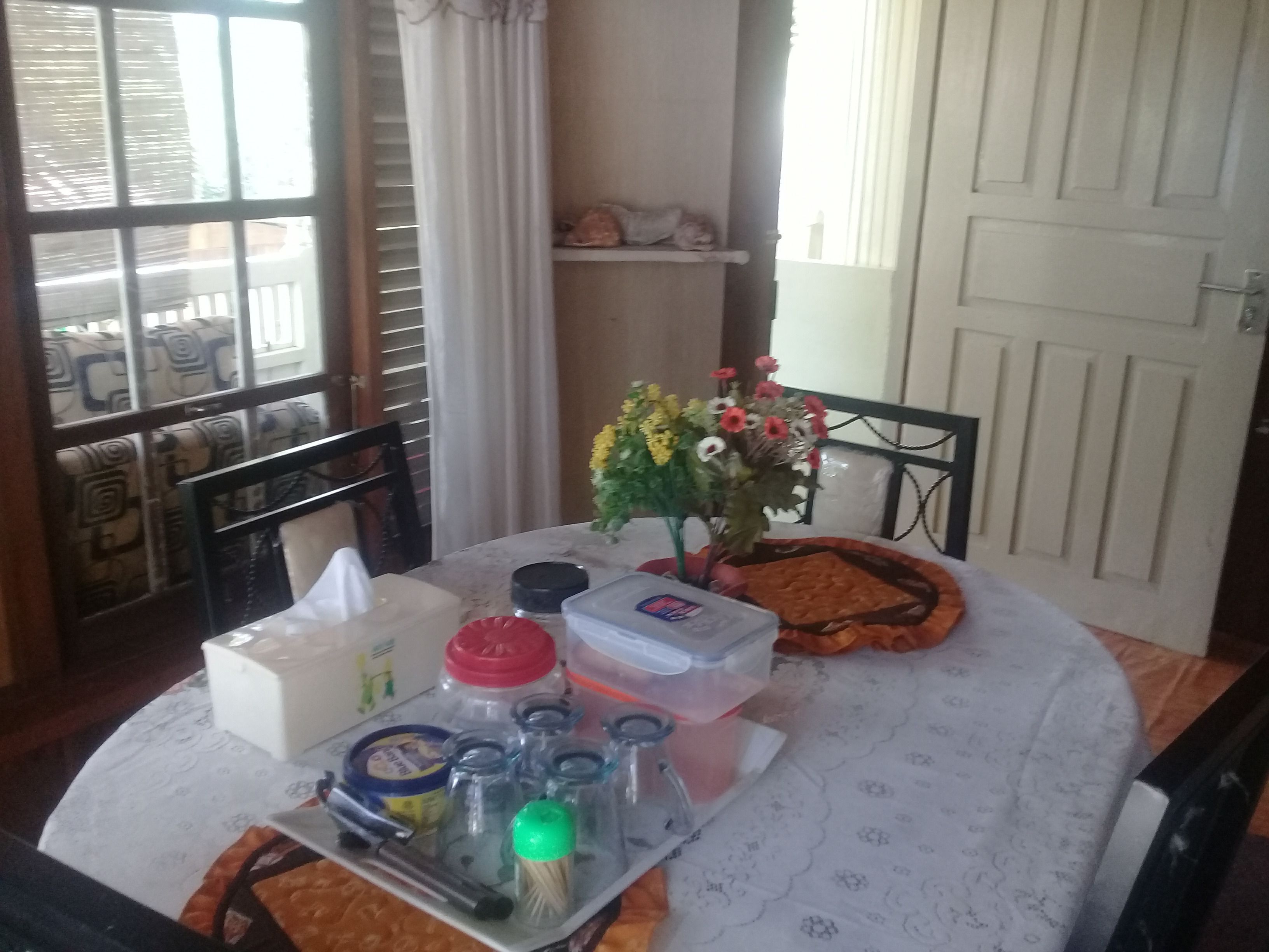 Petit déjeuner, déjeuner et dîner servis sur place