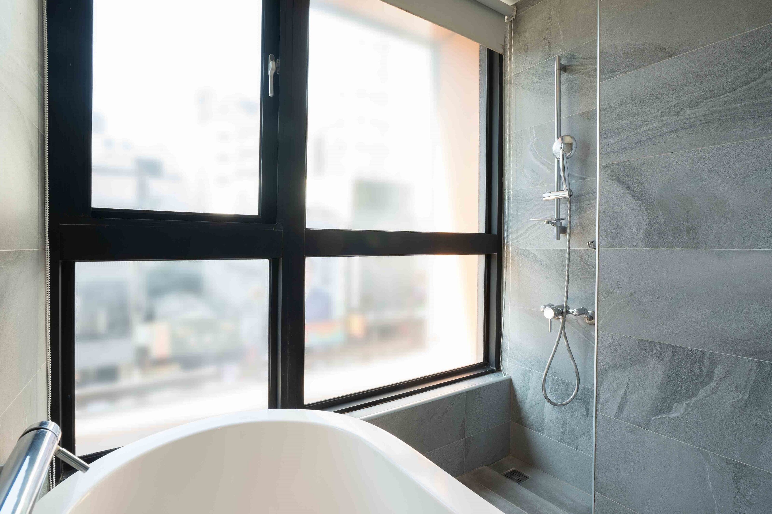 スーペリア ダブルルーム | バスル  ーム | ヘアドライヤー、タオル、シャンプー、トイレットペーパー