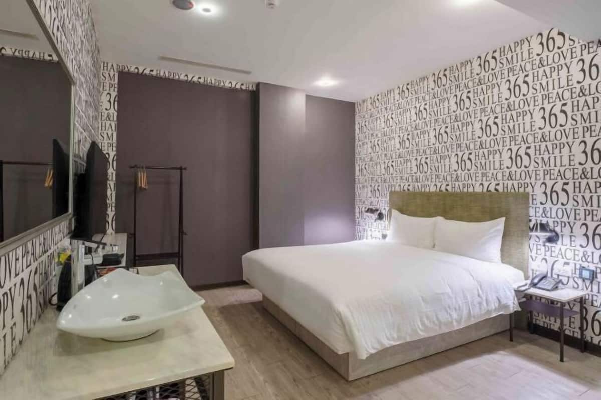 Luxe beddengoed, een bureau, geluiddichte muren, gratis wifi